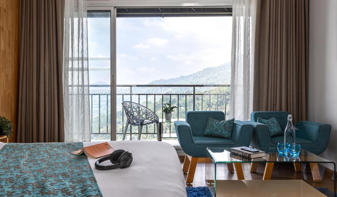 The Panoramic Getaway Hotel Munnar Bagian luar foto A room at the hotel