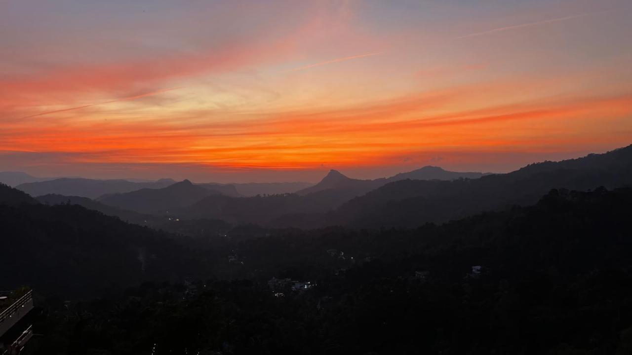 The Panoramic Getaway Hotel Munnar Bagian luar foto Sunset over the Santa Monica Mountains