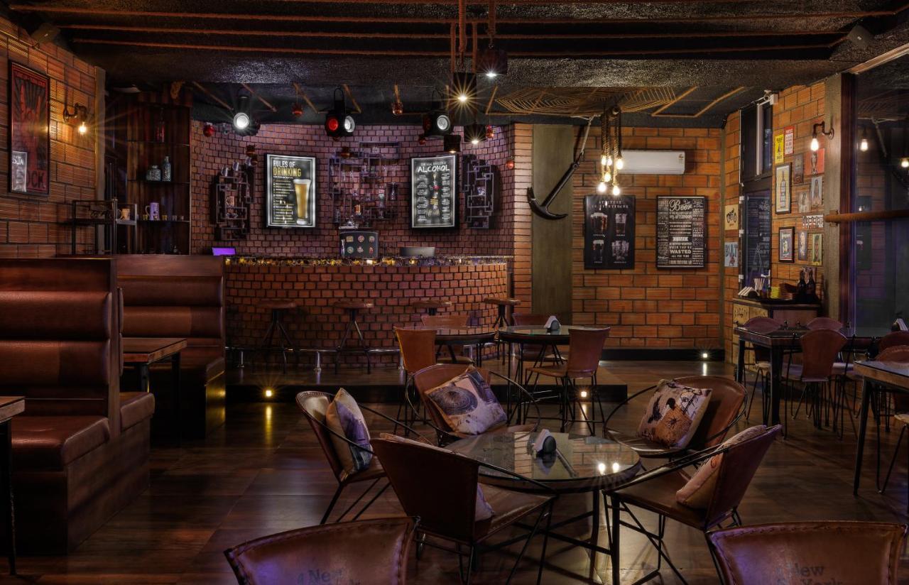 The Panoramic Getaway Hotel Munnar Bagian luar foto The interior of the bar