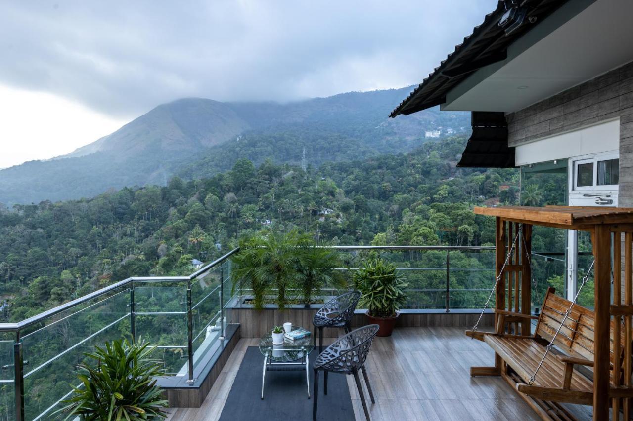 The Panoramic Getaway Hotel Munnar Bagian luar foto View of the mountain from the balcony of a house in the village