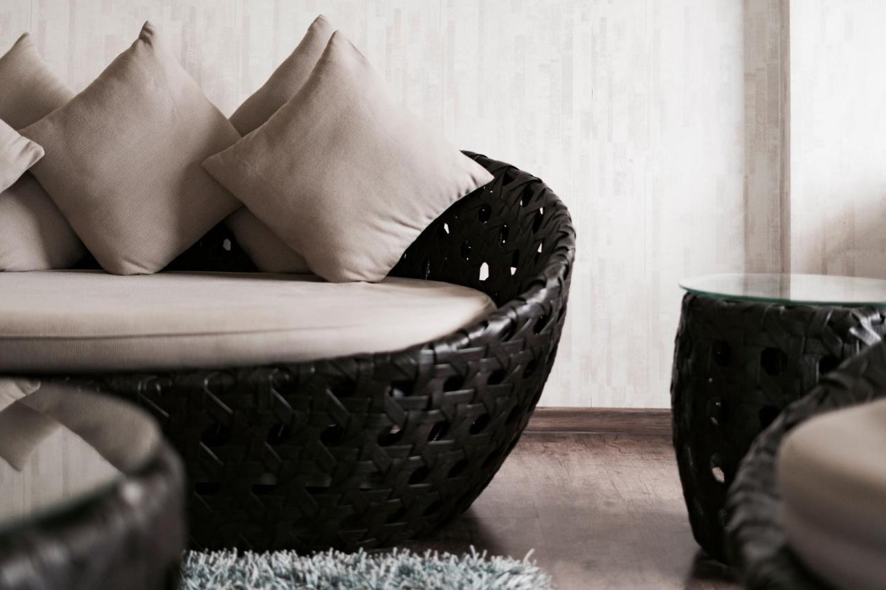 The Panoramic Getaway Hotel Munnar Bagian luar foto A rattan chair