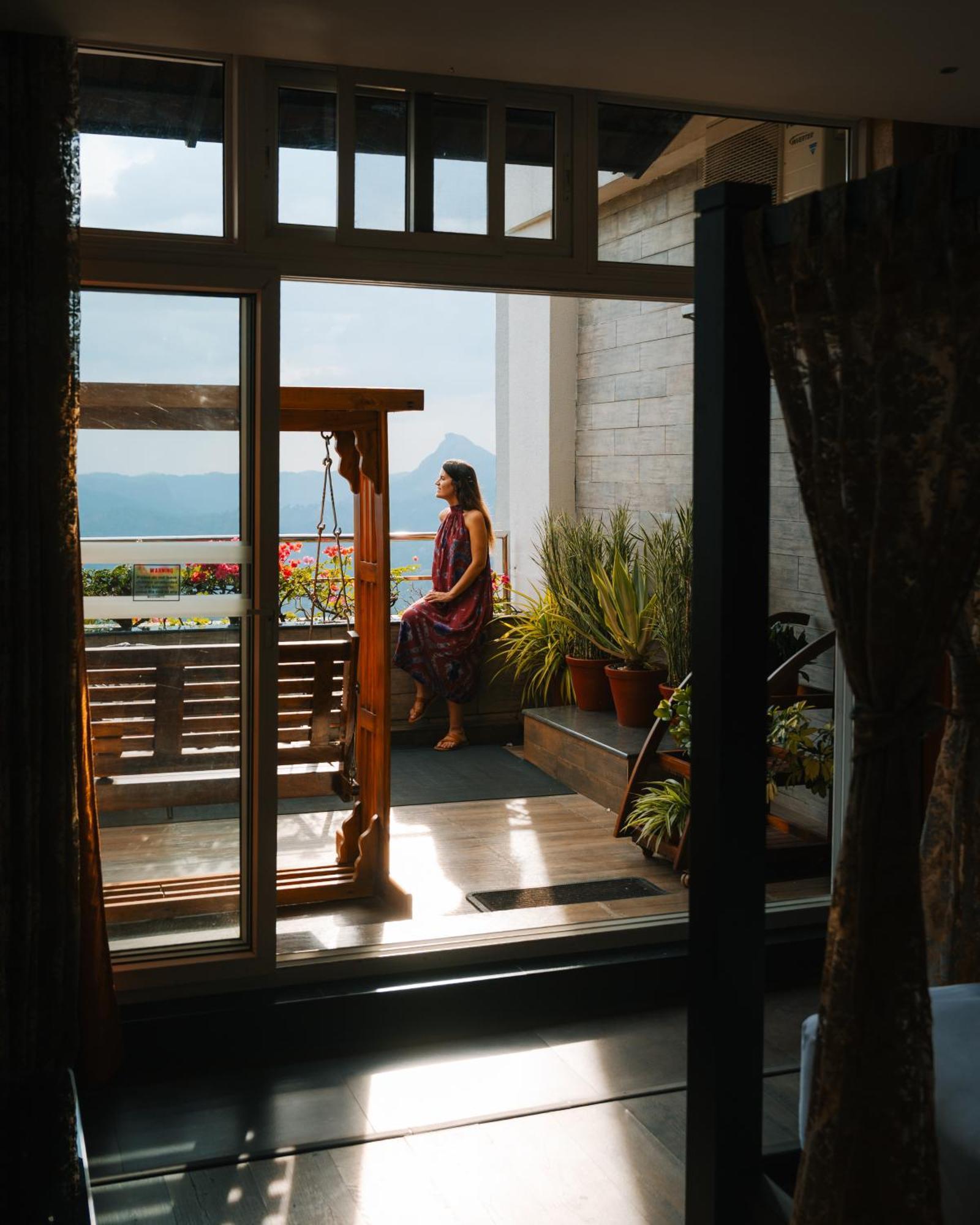 The Panoramic Getaway Hotel Munnar Bagian luar foto A woman on a balcony
