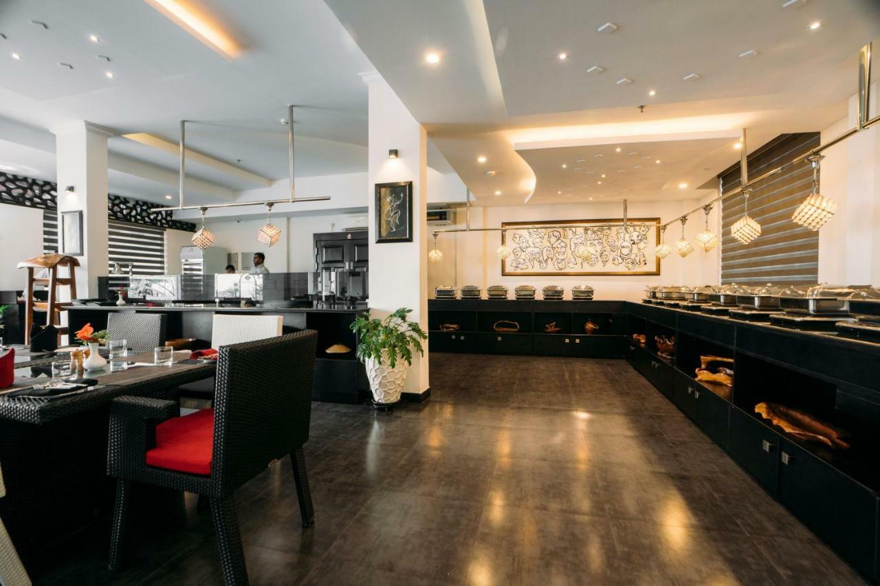 The Panoramic Getaway Hotel Munnar Bagian luar foto The interior of the restaurant