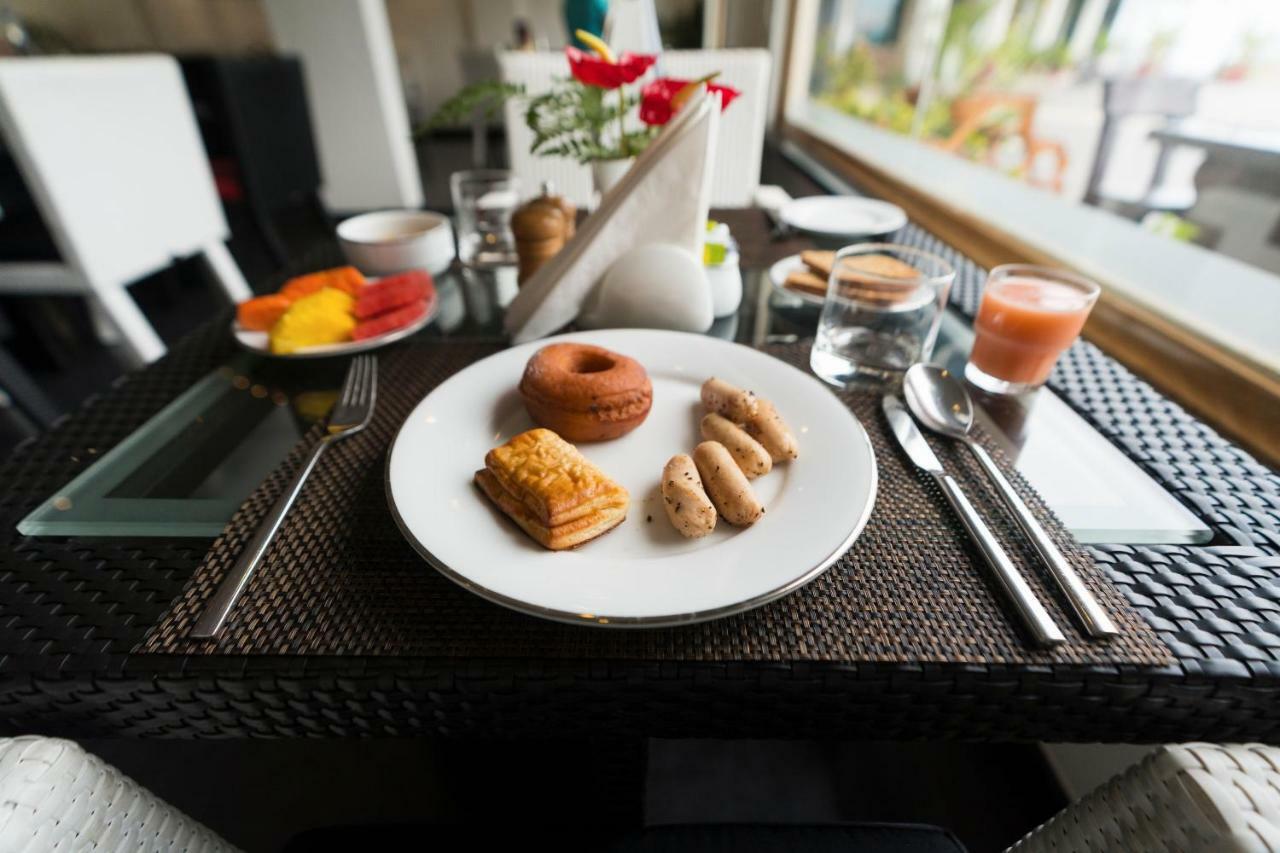 The Panoramic Getaway Hotel Munnar Bagian luar foto A breakfast table at a hotel