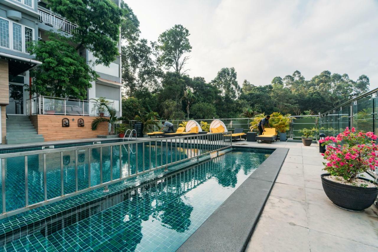 The Panoramic Getaway Hotel Munnar Bagian luar foto The swimming pool at the hotel